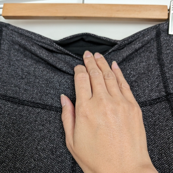 Capri Lululemon size 8 - Picture 6 of 6